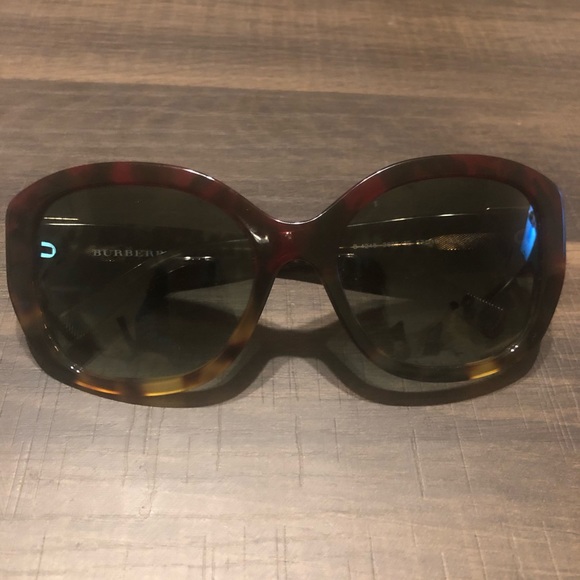 Burberry sunglasses - great condition - Picture 1 of 6